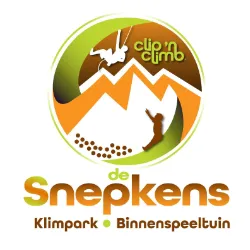Logo van Snepkens klimpark en binnenspeeltuin met berg- en klimicoontjes en oranje-groene kleuren.