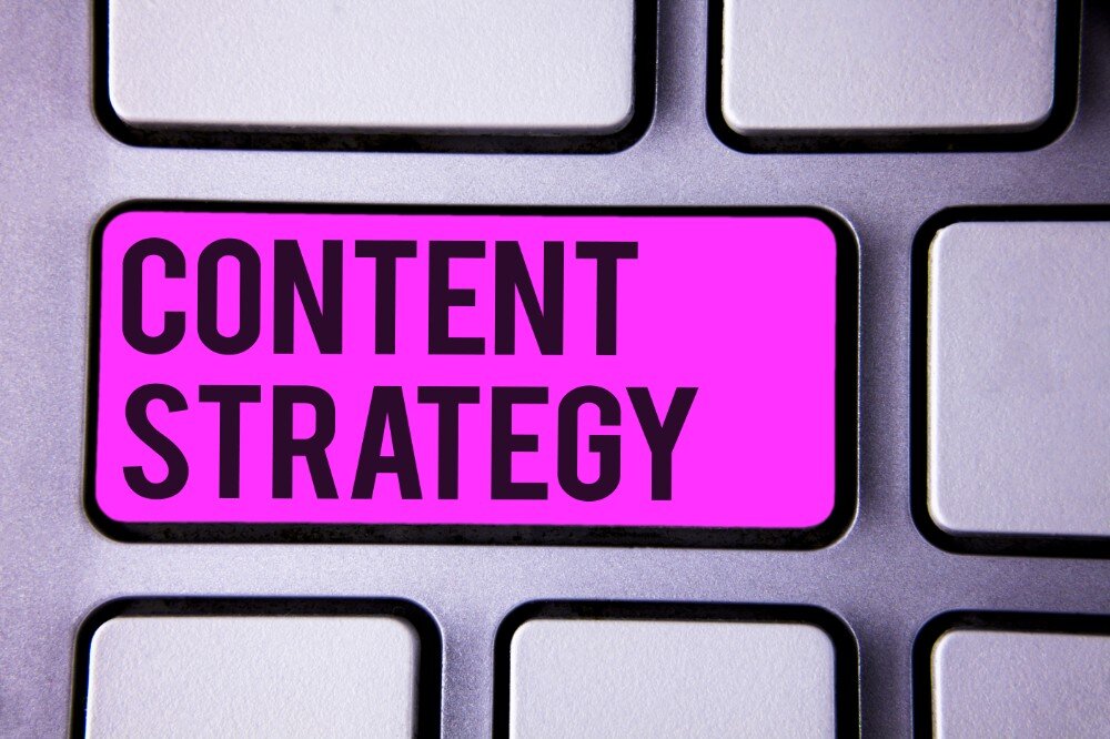 Toetsenbord met felle roze toets met tekst 'Content Strategy' voor digitale marketing